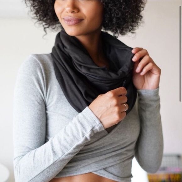 Beyond Yoga Pocket Infinity Scarf in Black OS // NWT🏷 - Picture 1 of 9